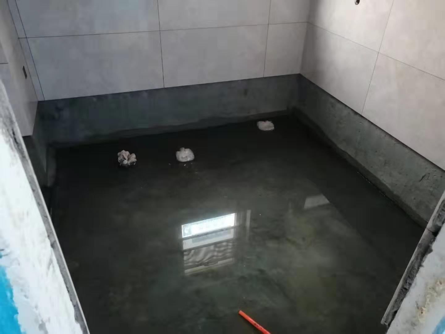 正在正施工。衛(wèi)生間做閉水實驗 (4)
